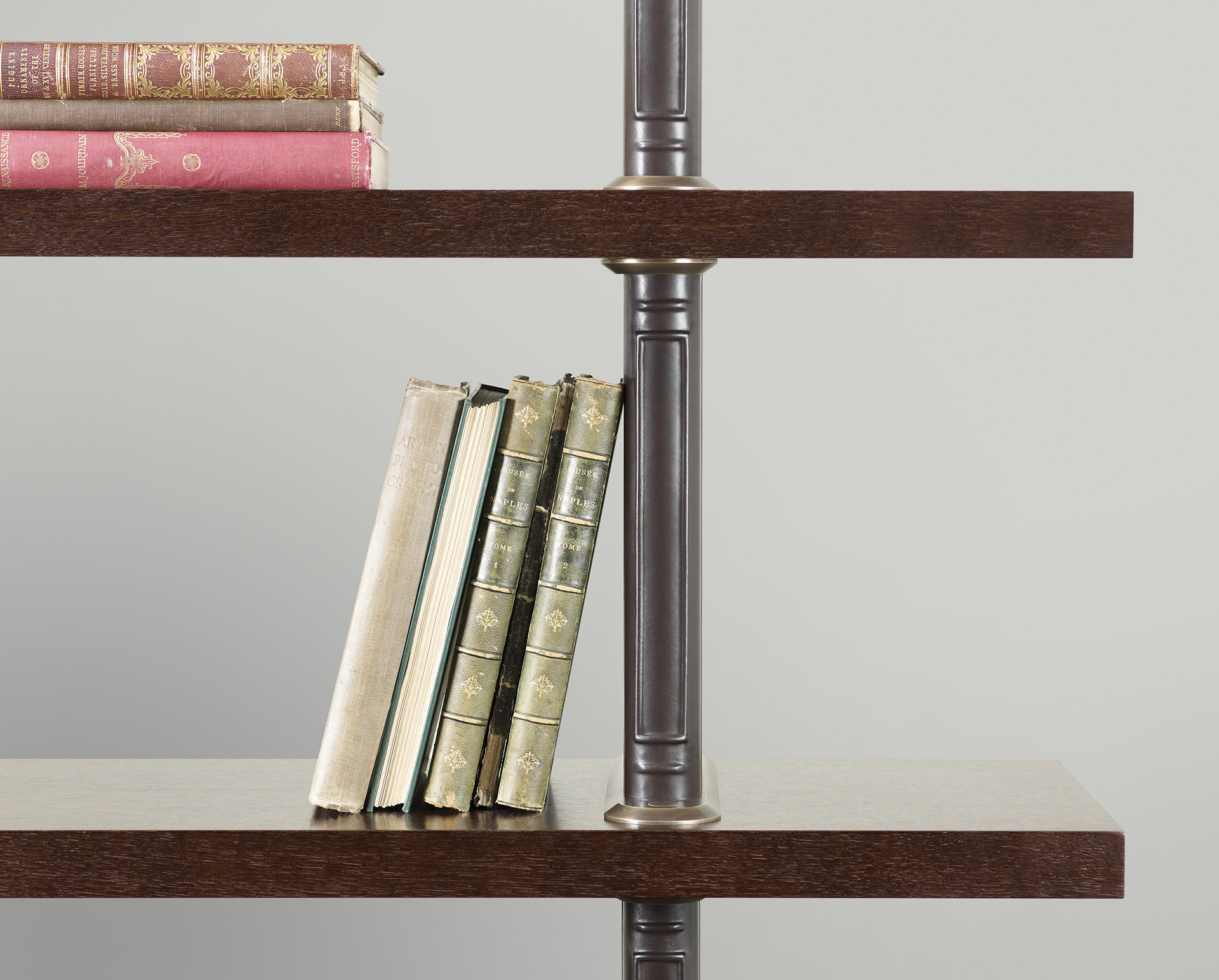 Dettaglio di Peggy, libreria modulare in legno con supporti rivestiti in pelle e dettagli in bronzo, del catalogo di Promemoria | Promemoria