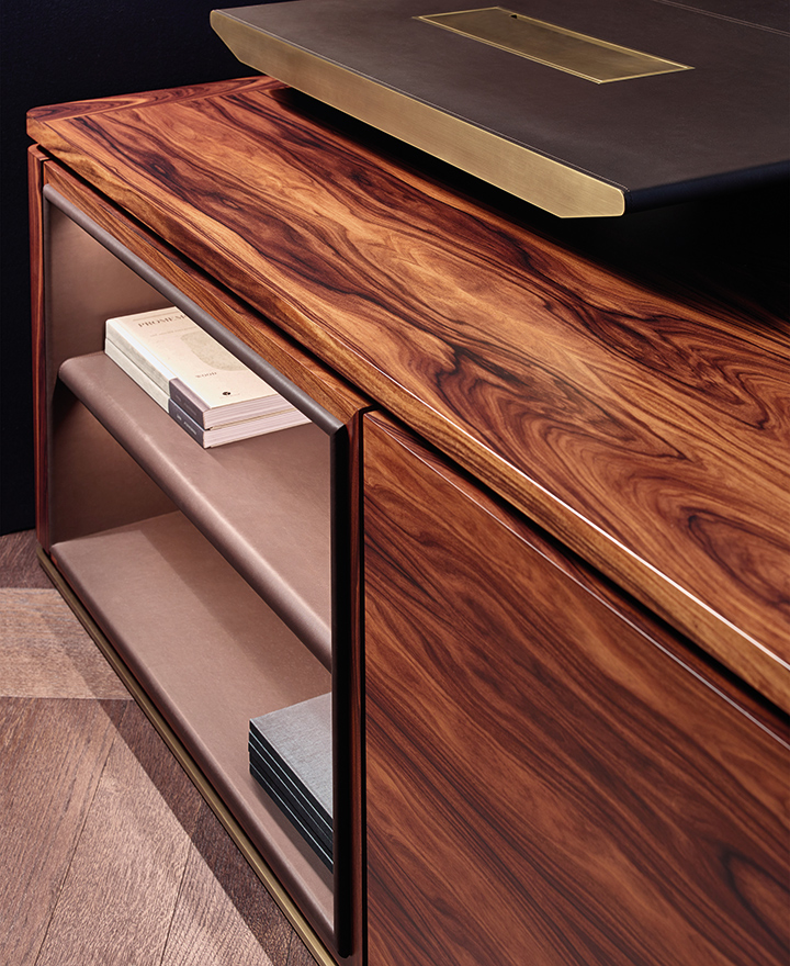 Detail of Au Bout de la Nuit, a wooden writing desk with base and details in bronze from the Promemoria's catalogue, that has been designed by Davide Sozzi in 2016 | Promemoria