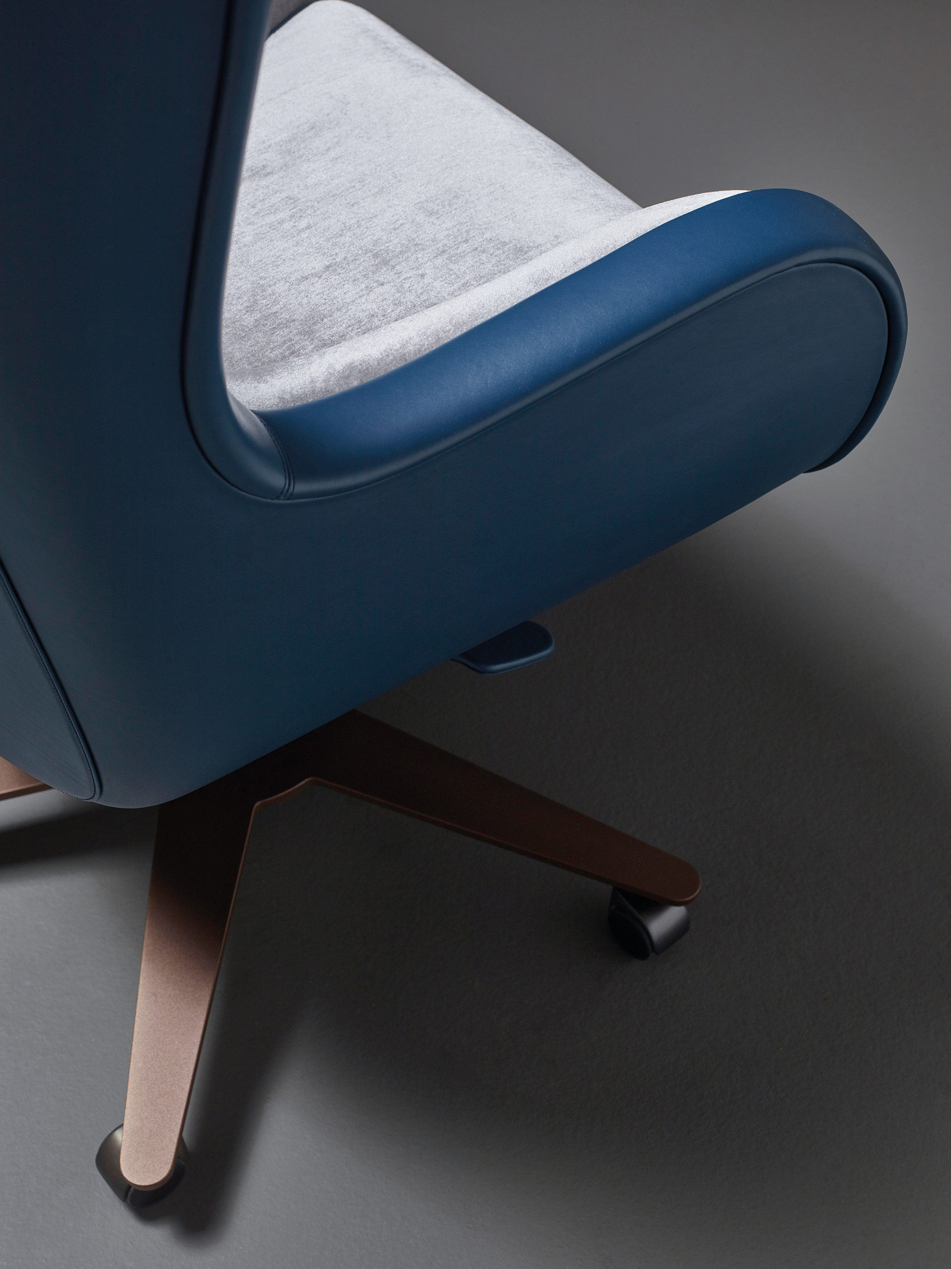 Metal base detail of Butterfly, an office armchair covered in leather and fabric, available with a pouf, from Promemoria's catalogue | Promemoria