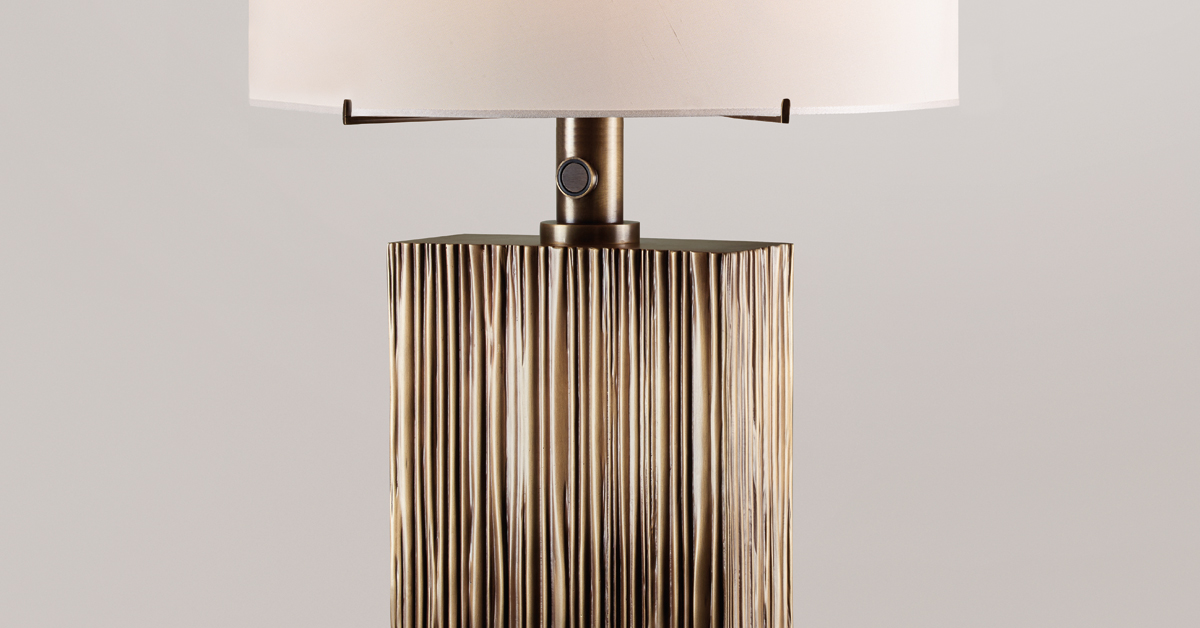 Eccleston è una lampada da tavolo a LED con struttura in bronzo e paralume in seta con bordo fatto a mano, della collezione The London Collection di Promemoria | Promemoria