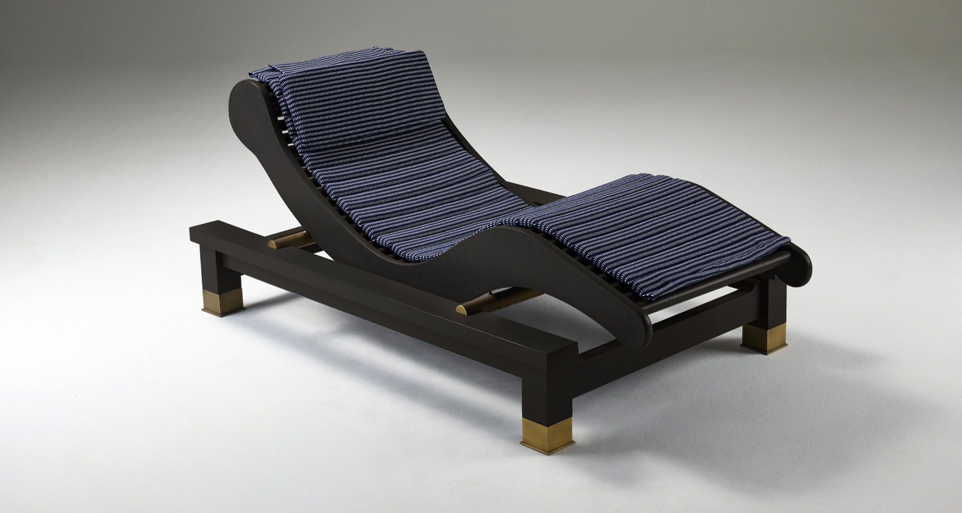 Belvedere is an outdoor wooden chaise longue-dormeuse with okumé and bronze details, from Promemoria's outrdoor catalogue | Promemoria