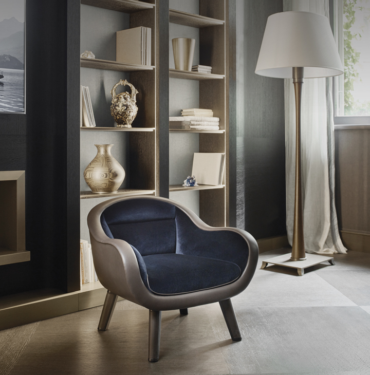 Vittoria is a wooden armchair with fabric or leather seat and a bronze handle on the back, from Promemoria's catalogue | Promemoria