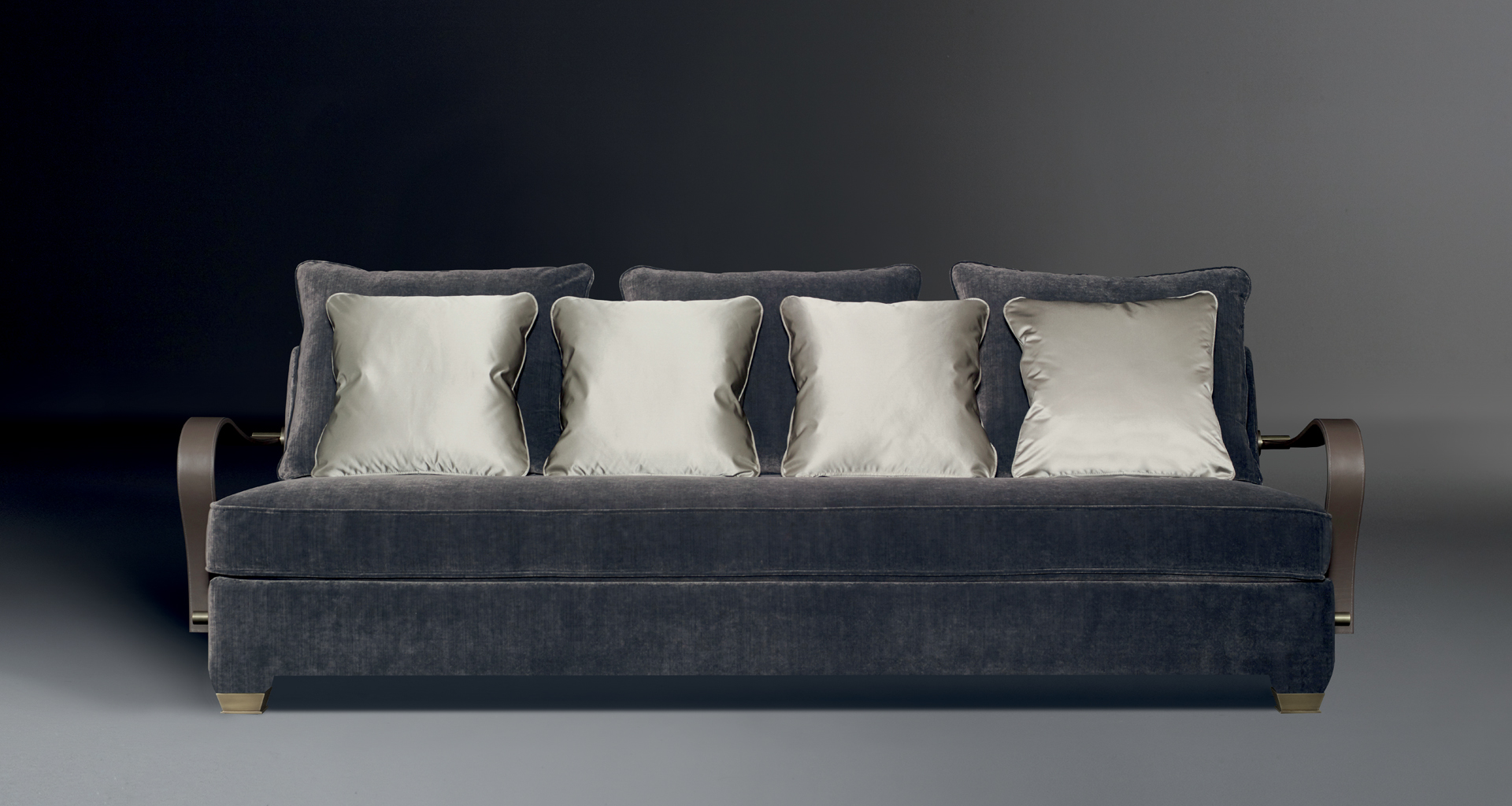 Augusto è un divano componibile e personalizzabile, disponibile con braccioli in bronzo o pelle e piedini in bronzo, del catalogo di Promemoria | Promemoria