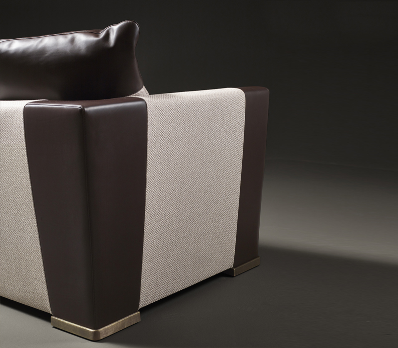 Dolce Vita è un divano rivestito in tessuto con dettagli in pelle e piedini in bronzo, del catalogo di Promemoria | Promemoria