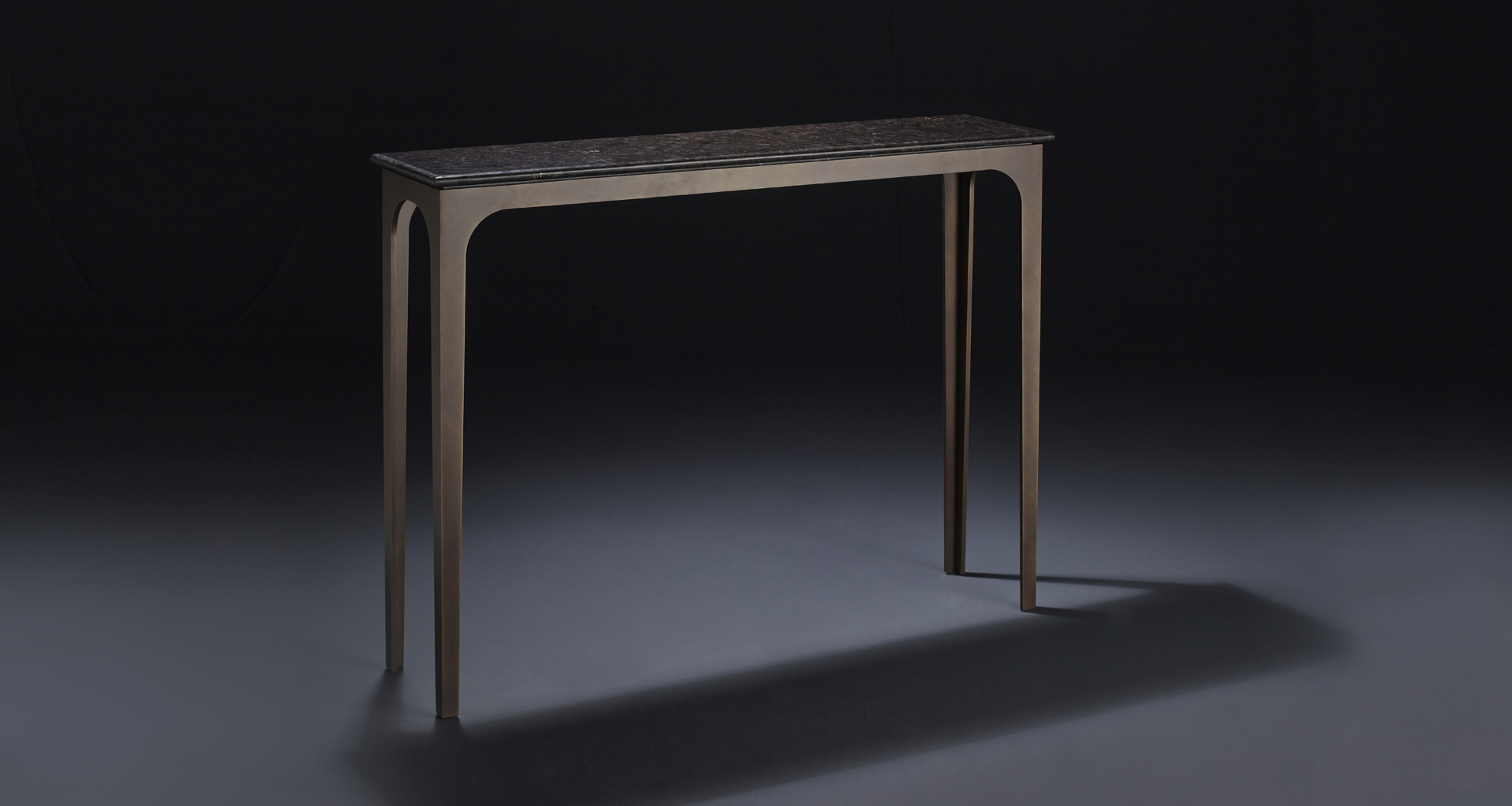 Pembridge è una consolle in metallo con top in marmo, della collezione The London Collection di Promemoria | Promemoria