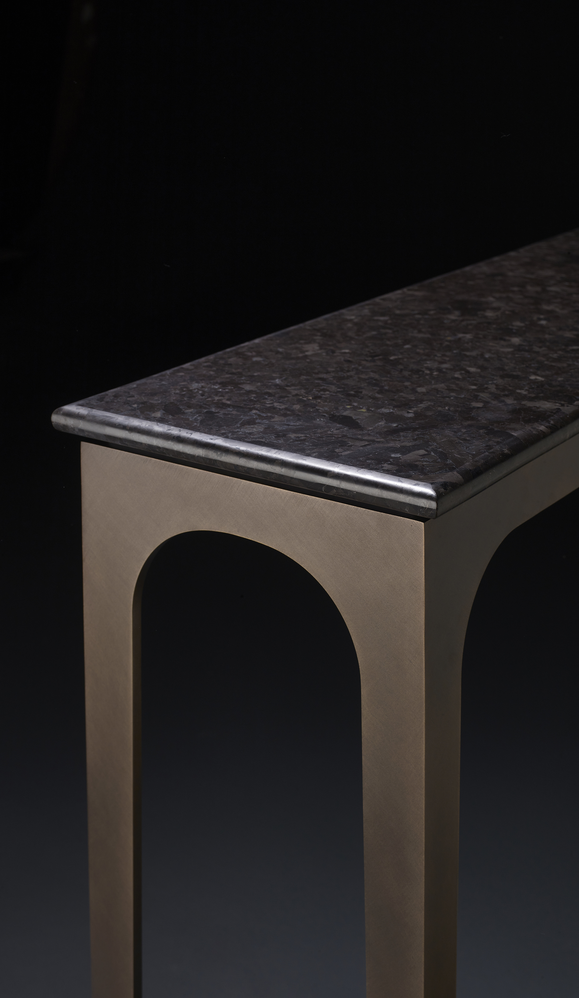 Pembridge è una consolle in metallo con top in marmo, della collezione The London Collection di Promemoria | Promemoria