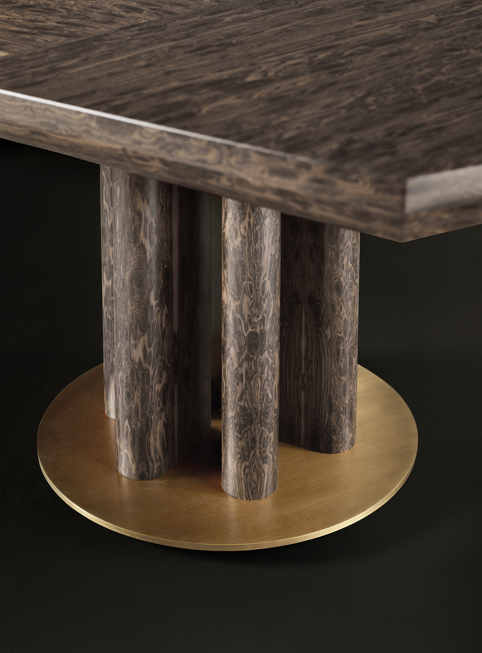 Dettaglio della gamba e base in bronzo di Orazio, tavolo da pranzo in legno e bronzo della collezione Amaranthine Tales di Promemoria | Promemoria