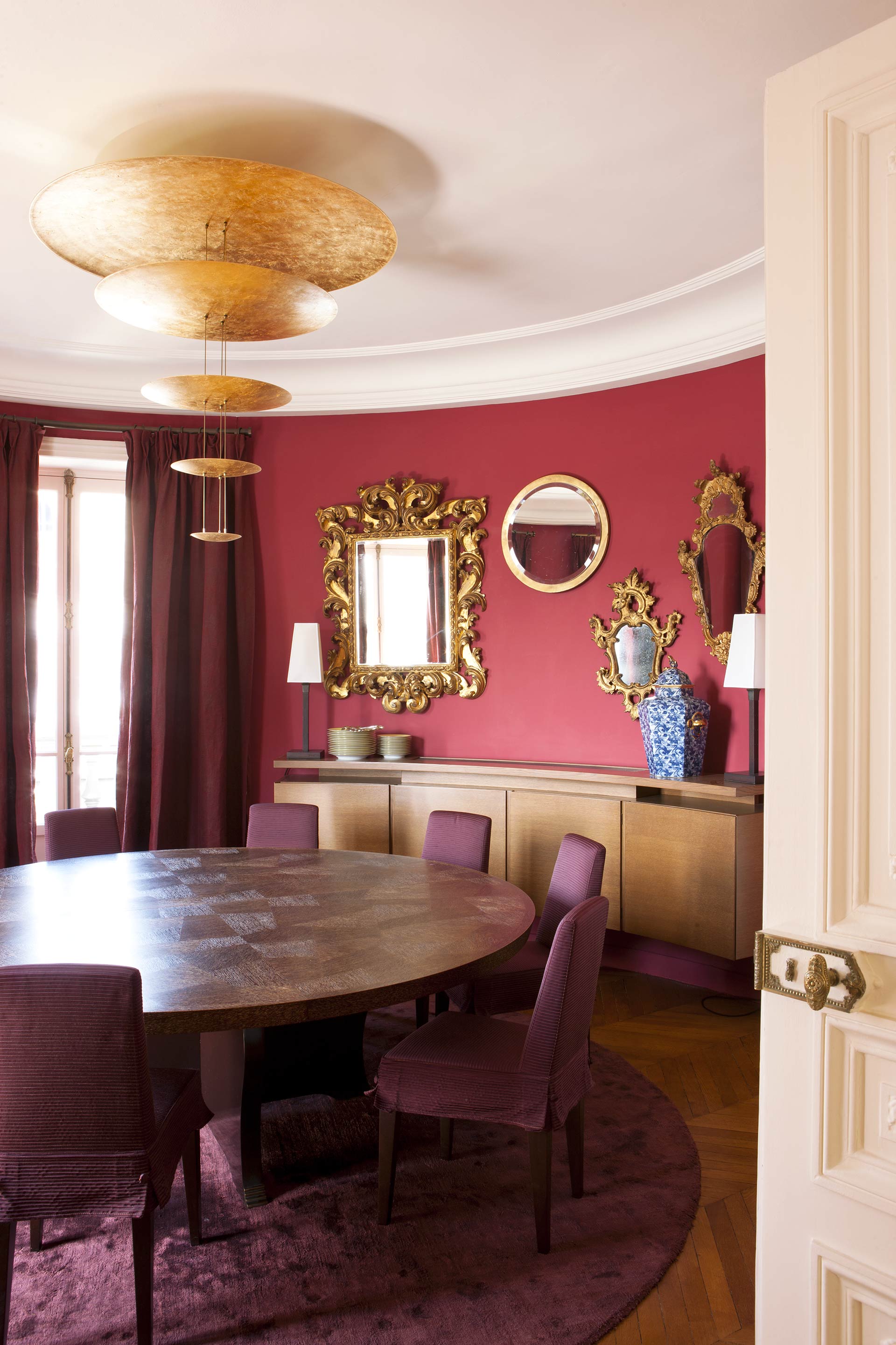 Sala da pranzo in una residenza privata a Parigi arredata con Promemoria | Promemoria