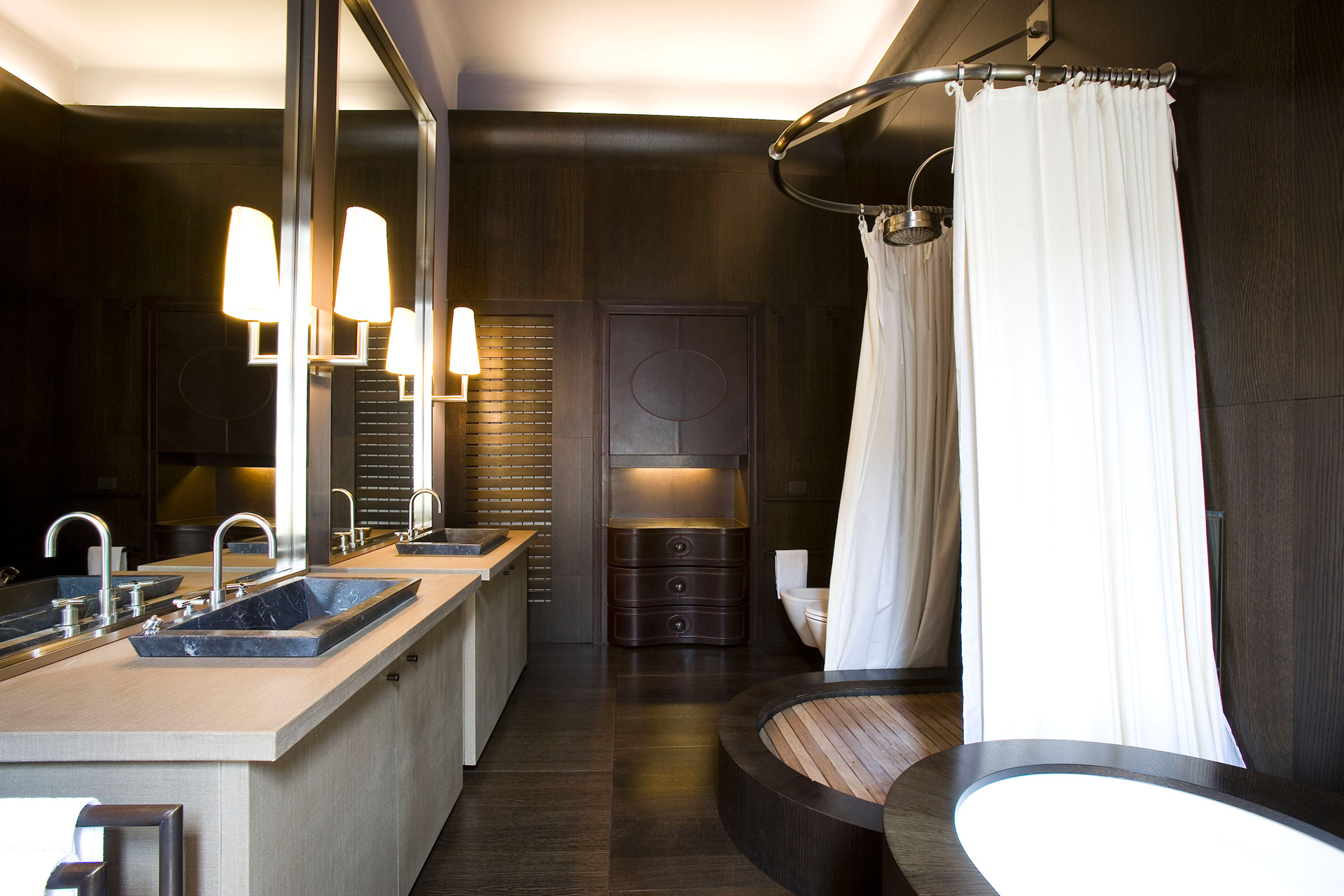 Bathroom of a private residence in Milan furnished with Promemoria | Promemoria