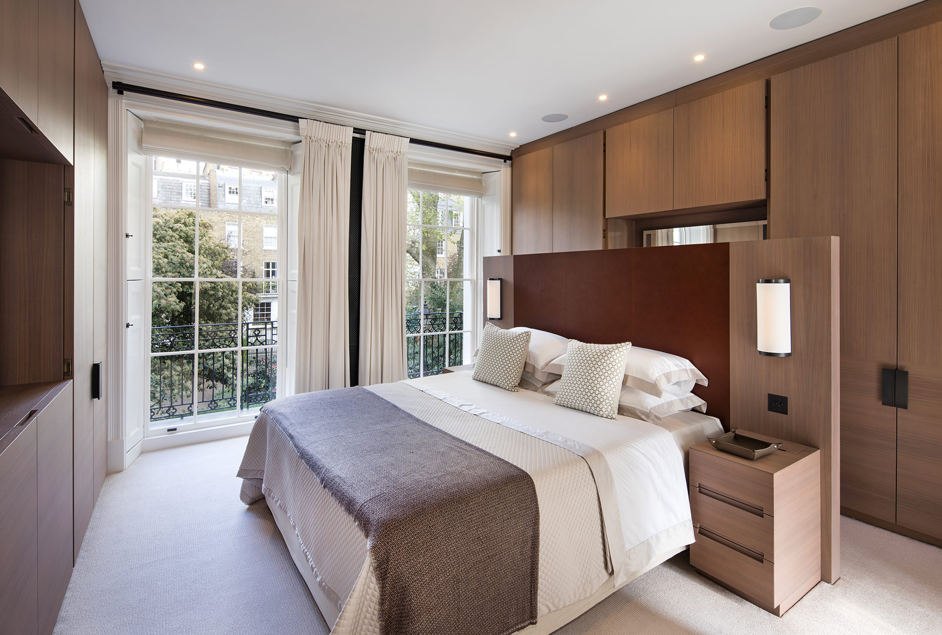 Bedroom in a private residence in London furnished with Promemoria | Promemoria