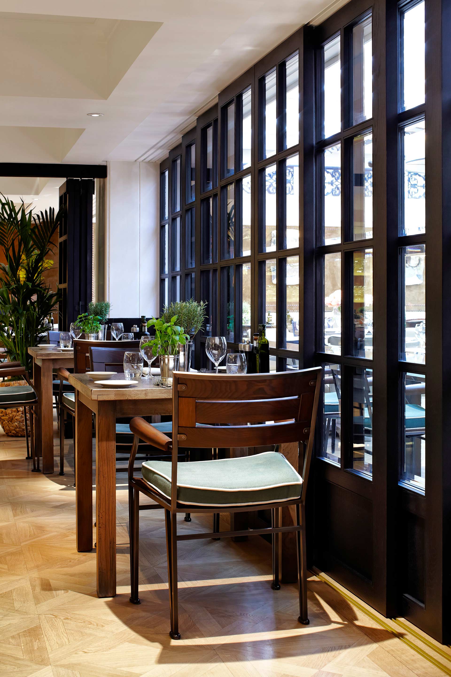 Sala da pranzo del ristorante Novikov a Londra arredato con Promemoria | Promemoria
