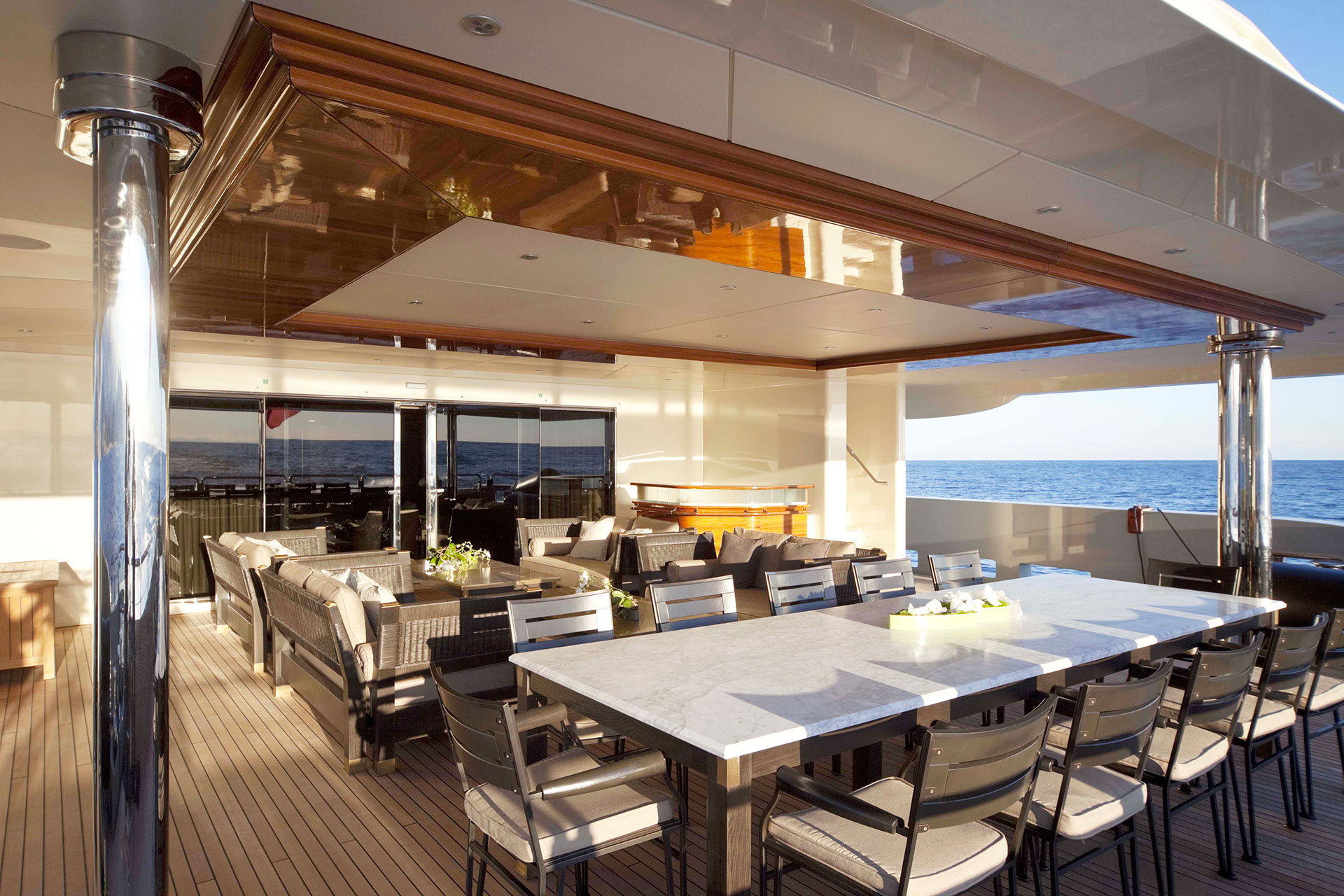 Sala da pranzo nel deck dello AZTECA Yacht arredato con Promemoria | Promemoria