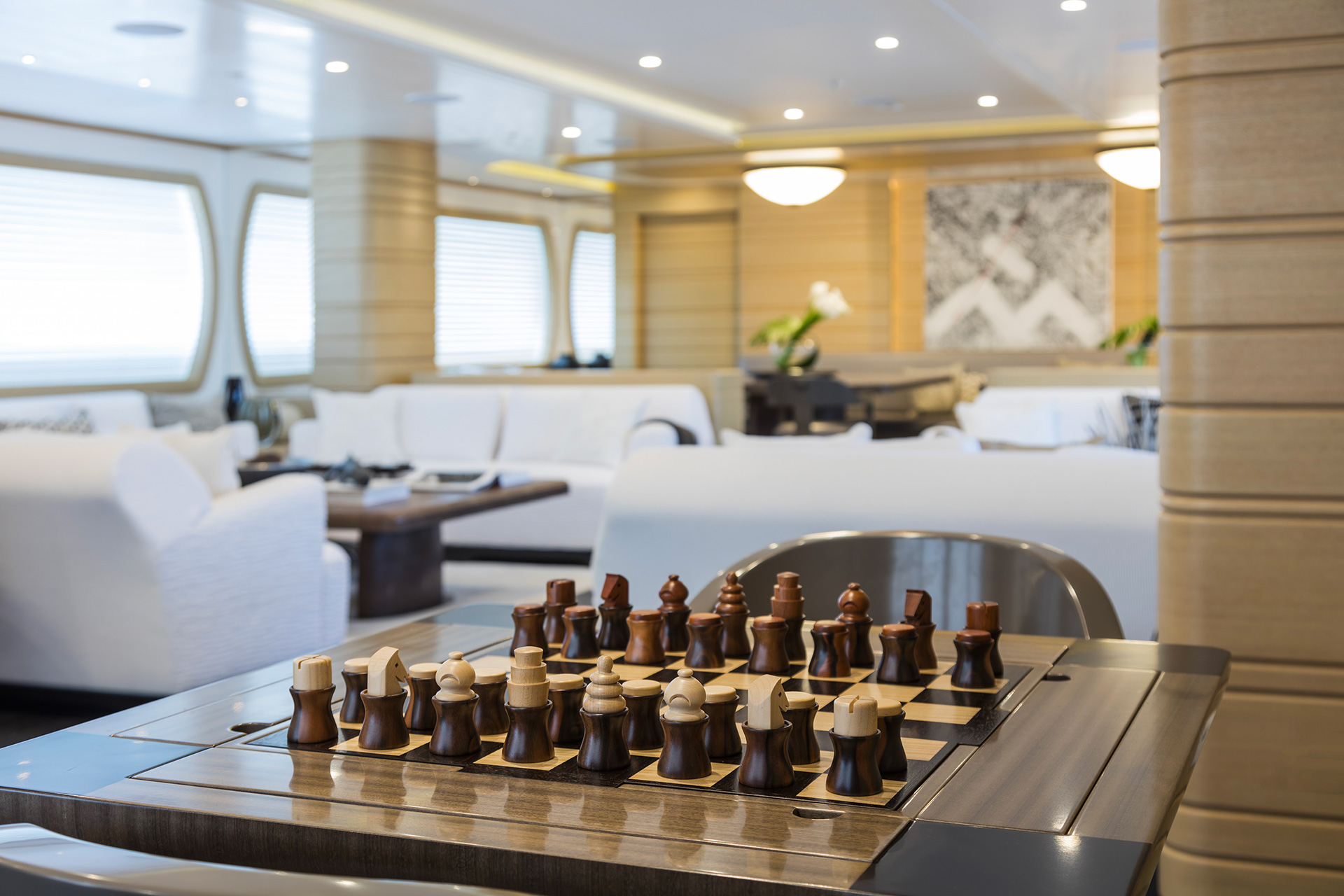 Giochi da tavolo in un Yacht progettato da FM Architettura e arredato da Promemoria | Promemoria